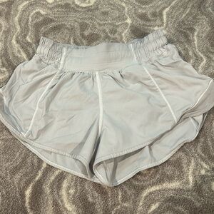 !! Lululemon White Hotty Hot shorts 2.5” inseam, size : 2 !!